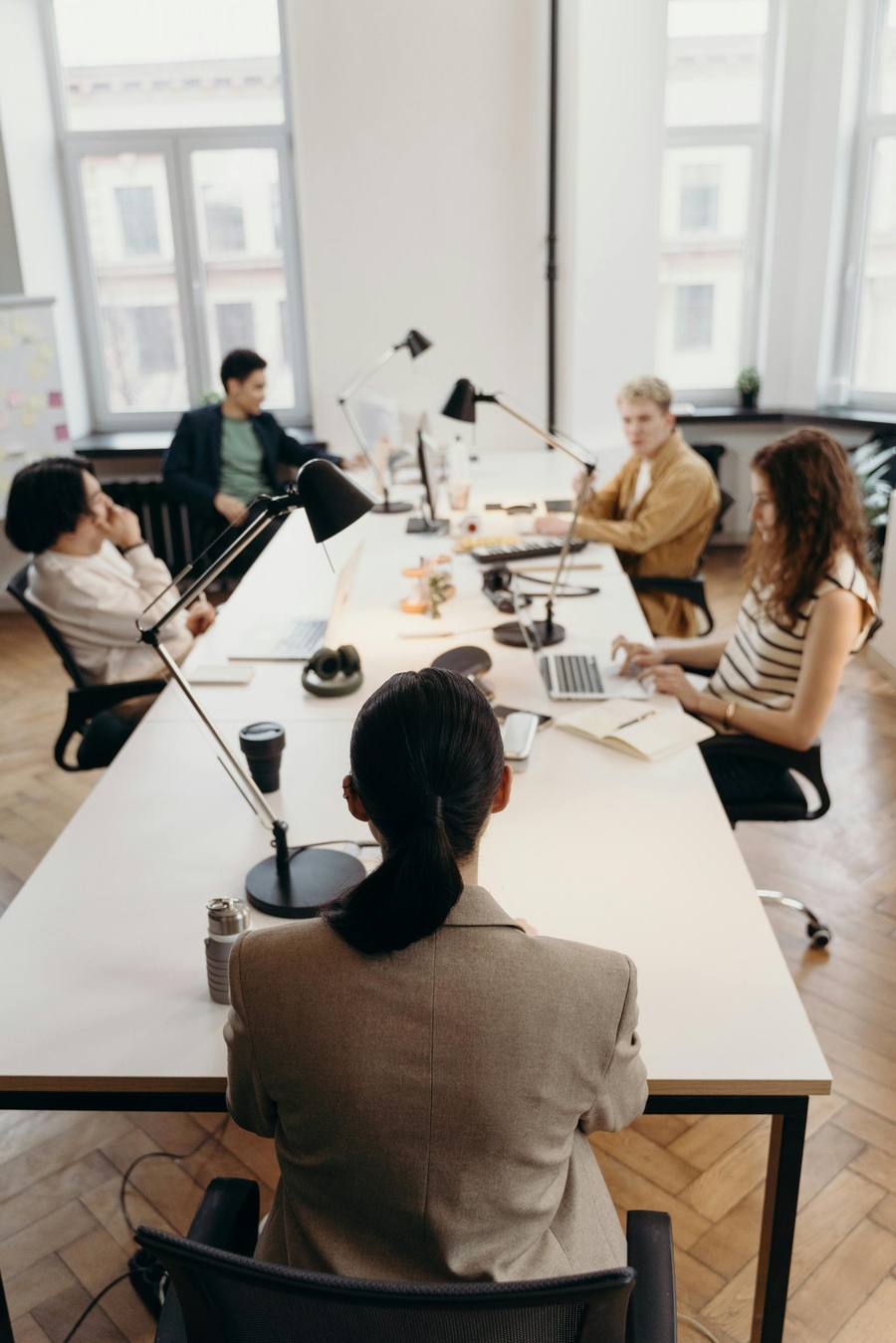 Équipe au travail autour d'une grande table